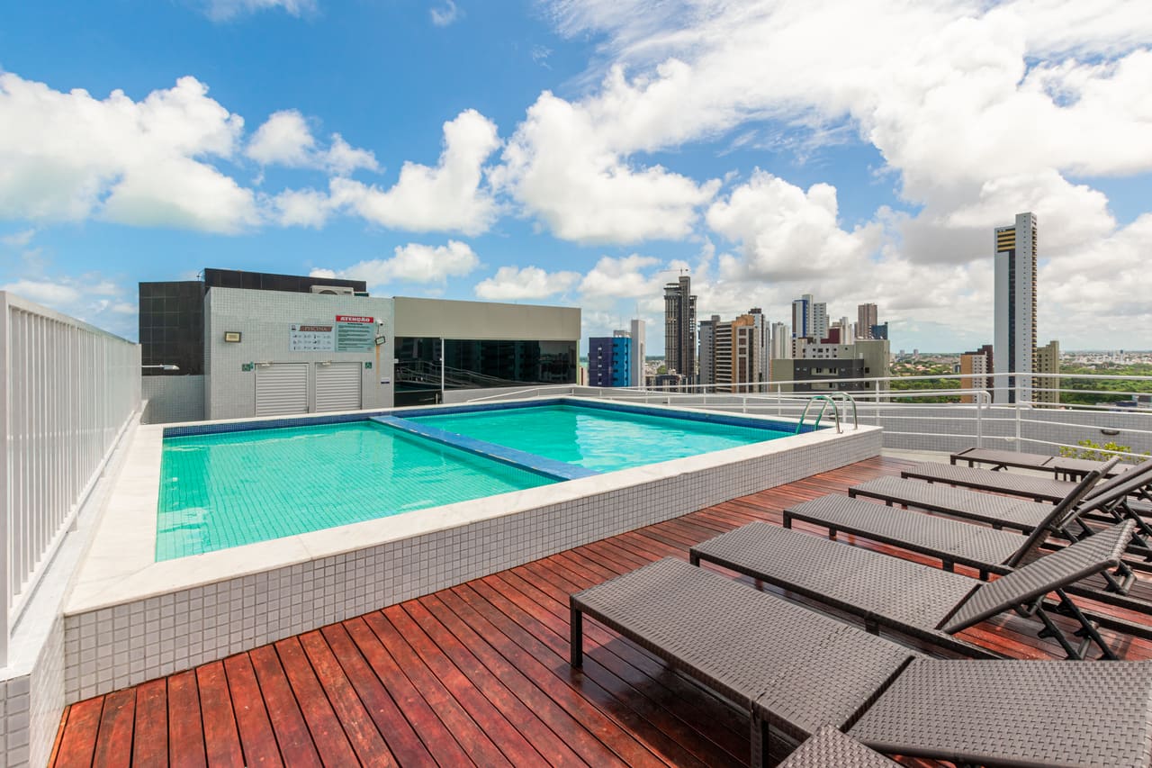 Piscina na cobertura, com vista para a cidade