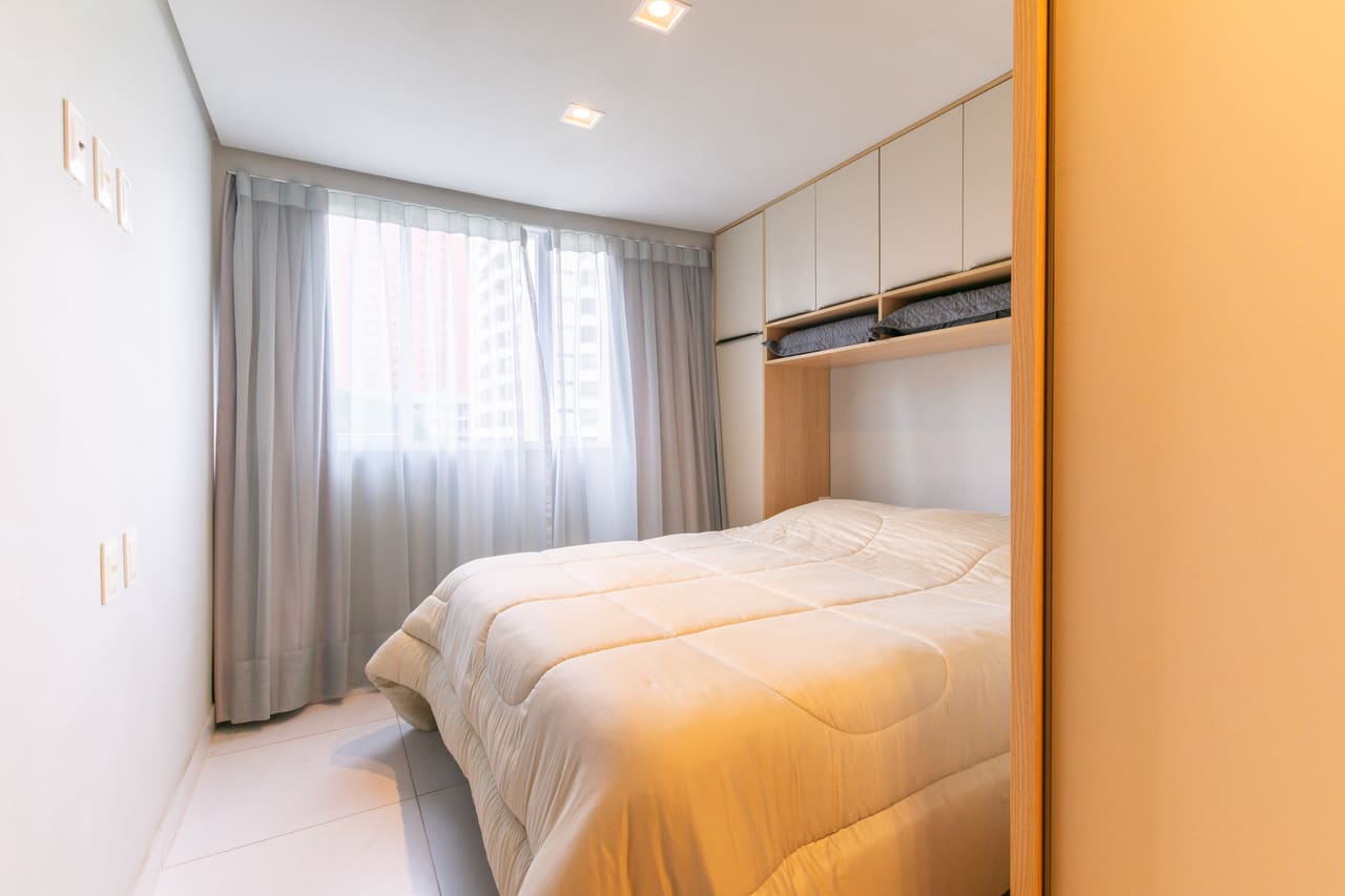 Quarto com cama de casal e armários planejados