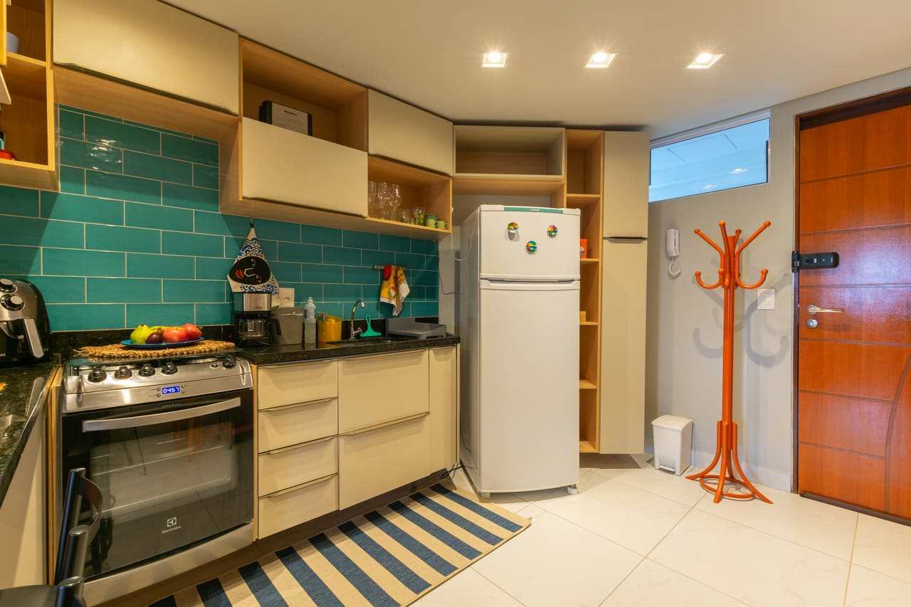 Cozinha completa com fogão, forno e geladeira